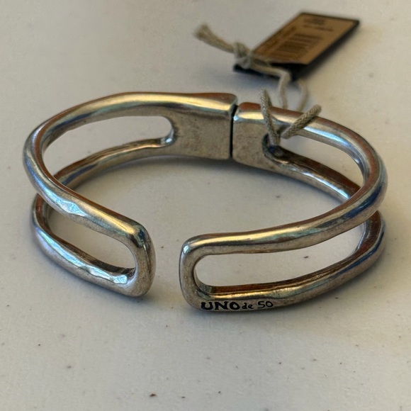 New Uno De 50 Silver Plated Hinged Bracelet - Picture 1 of 7
